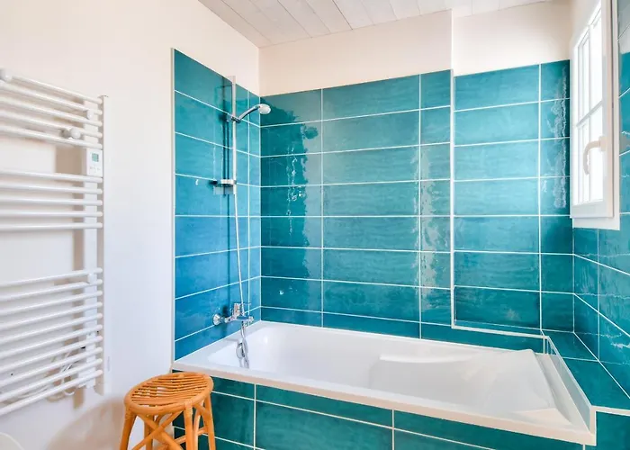 Holiday home - Maison Lumineuse - 300m De La